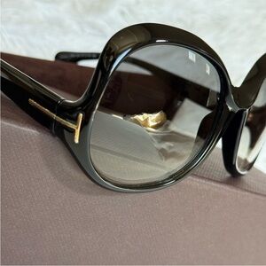 TOM FORD
Black Frame Gradient Tint Marcella Sunglasses-TF80